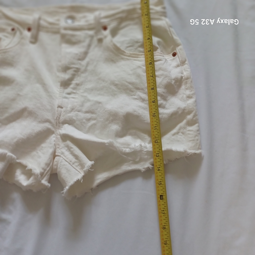 Levi's White Jean Shorts for Women Size W31 - Picture 7 of 14